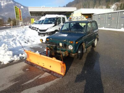 Lada Taiga 4×4 mit Schneepflug und Salzstreuer bei Autohaus Alexander Putz in 4822  – Bad Goisern
